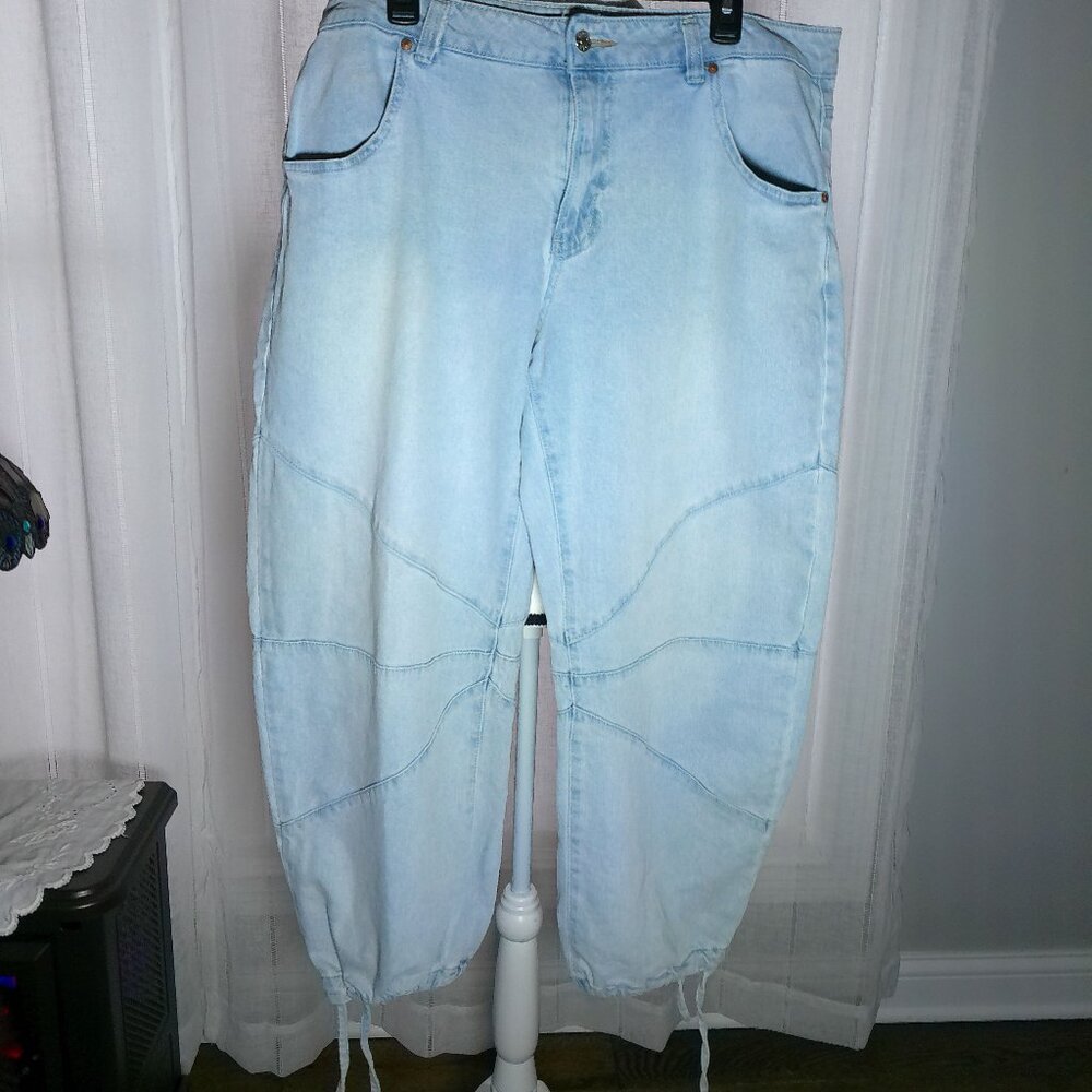 MADDEN NYC Barrel Distressed (Color Only) Cropped Light Blue Wash Jeans 18